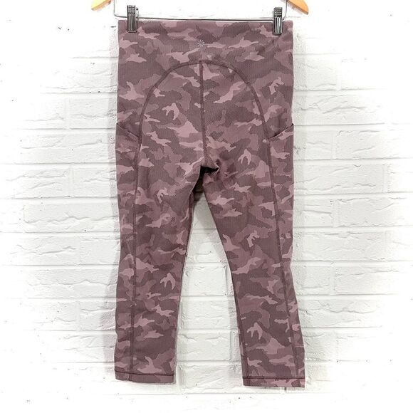 Athleta Ultimate Stash Pocket Texture Camo Capri Yogi Size Medium - Picture 5 of 7